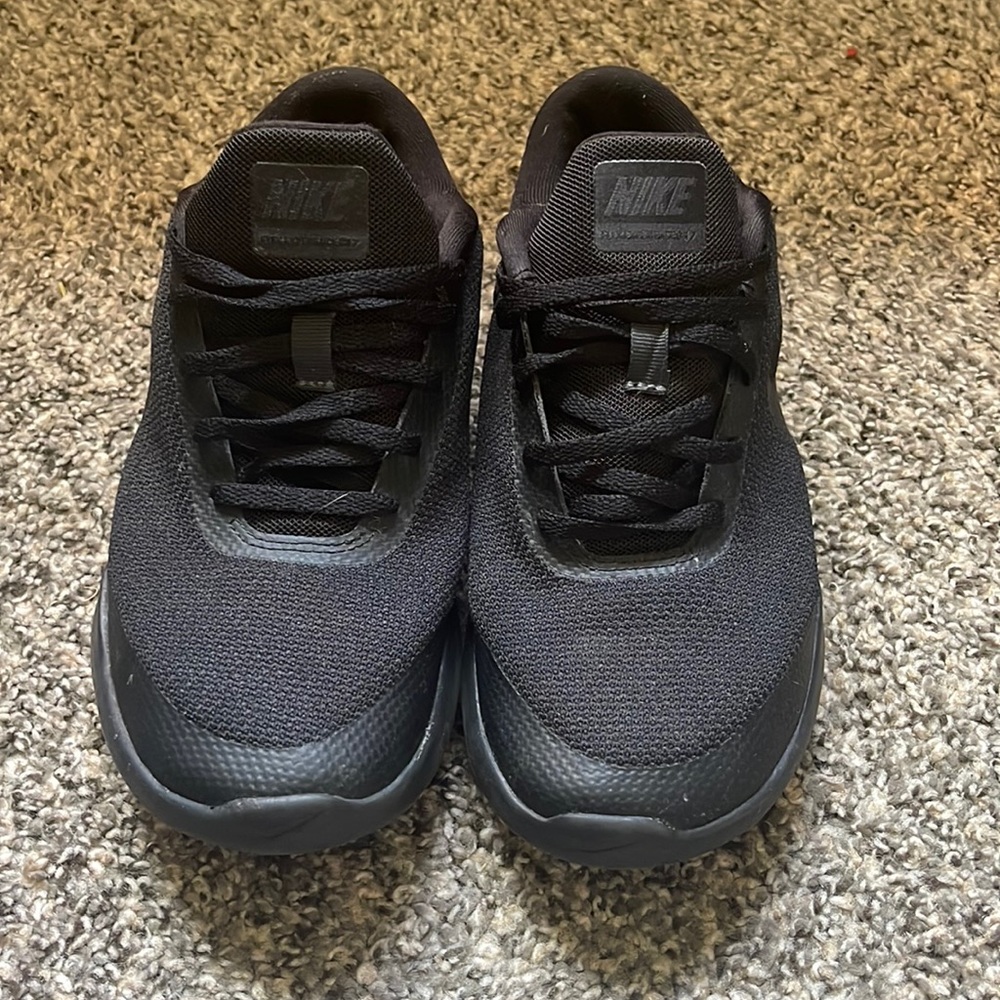 Women Black Nike Tennis Shoes